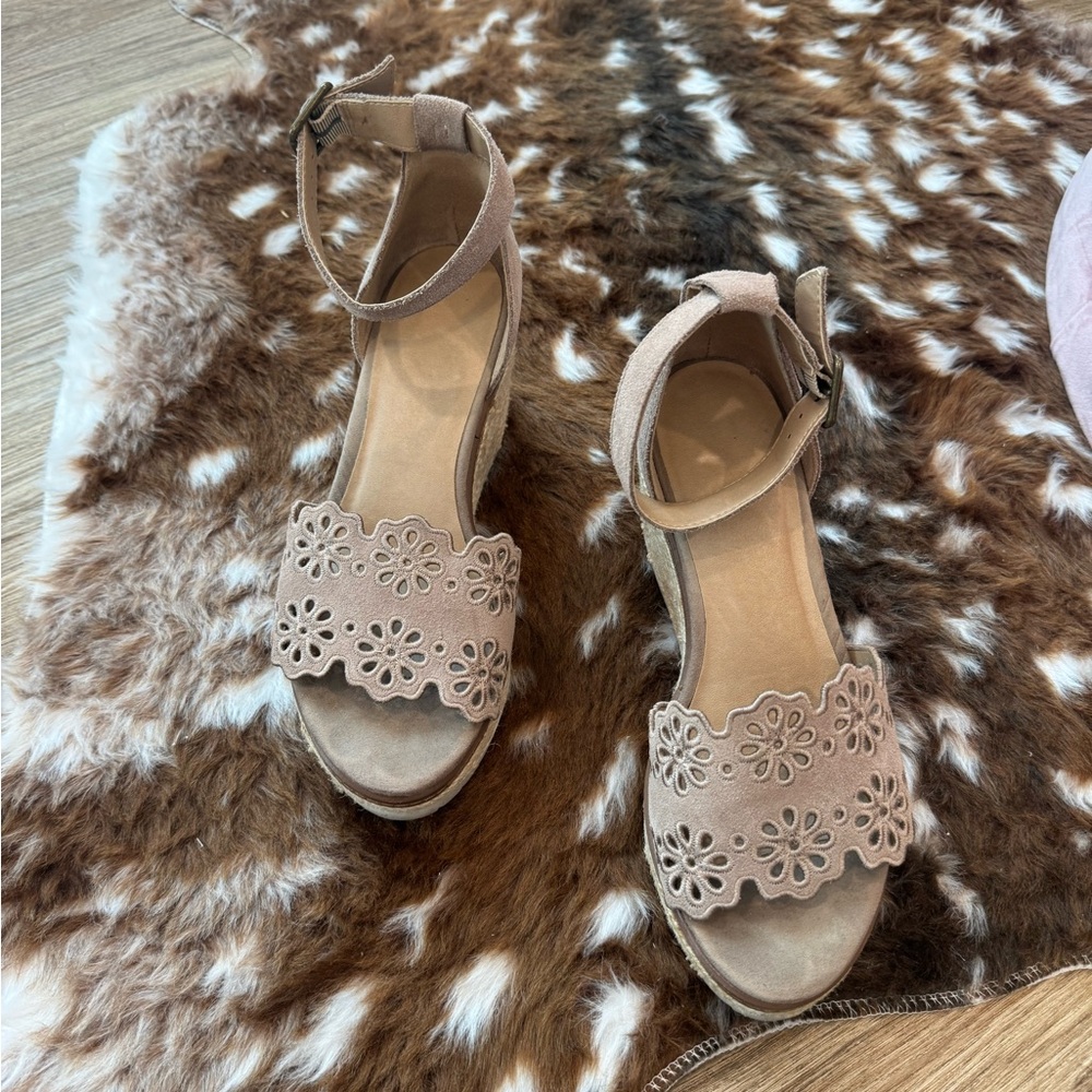 Elegant Beige Sandals with Floral Cutouts